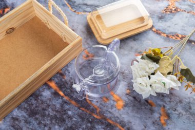 Koyu mermer arka planda günlük ev aletleri