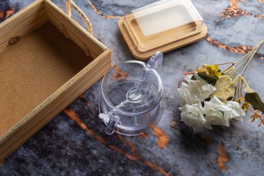 Koyu mermer arka planda günlük ev aletleri