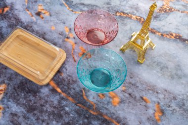 Koyu mermer arka planda günlük ev aletleri