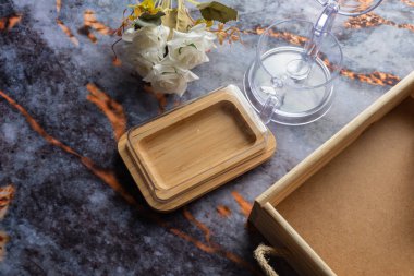 Koyu mermer arka planda günlük ev aletleri