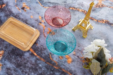 Koyu mermer arka planda günlük ev aletleri