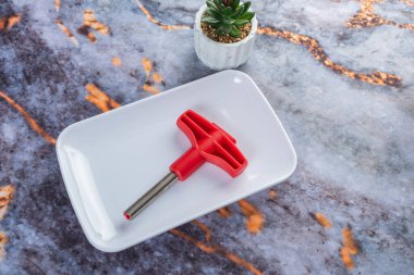 Koyu mermer arka planda günlük ev aletleri