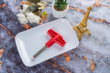 Koyu mermer arka planda günlük ev aletleri