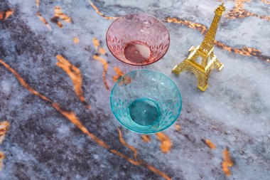 Koyu mermer arka planda günlük ev aletleri