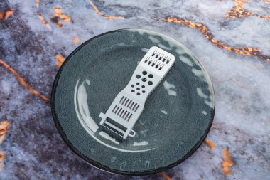 Koyu mermer arka planda günlük ev aletleri