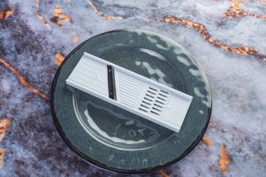 Koyu mermer arka planda günlük ev aletleri