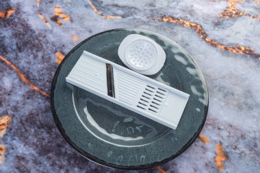 Koyu mermer arka planda günlük ev aletleri