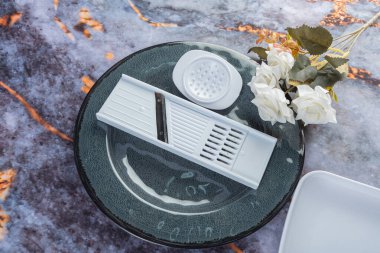 Koyu mermer arka planda günlük ev aletleri