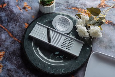 Koyu mermer arka planda günlük ev aletleri