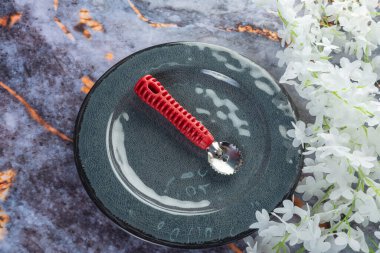 Koyu mermer arka planda günlük ev aletleri