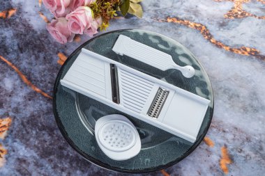 Koyu mermer arka planda günlük ev aletleri