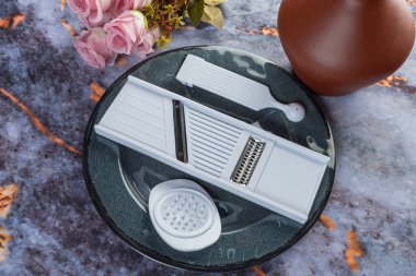 Koyu mermer arka planda günlük ev aletleri