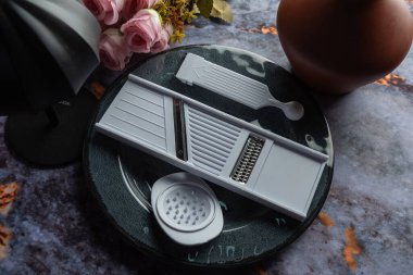 Koyu mermer arka planda günlük ev aletleri