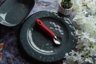 Koyu mermer arka planda günlük ev aletleri