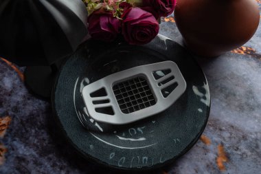 Koyu mermer arka planda günlük ev aletleri