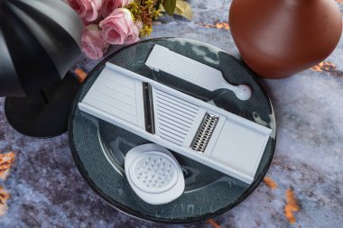 Koyu mermer arka planda günlük ev aletleri