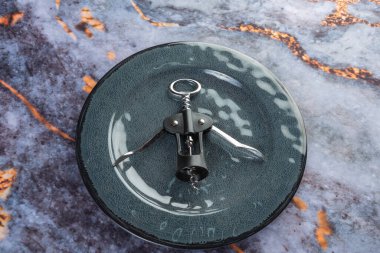 Koyu mermer arka planda günlük ev aletleri