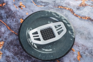 Koyu mermer arka planda günlük ev aletleri