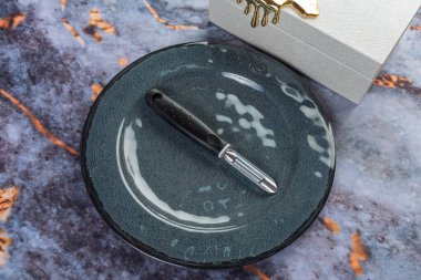 Koyu mermer arka planda günlük ev aletleri