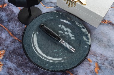 Koyu mermer arka planda günlük ev aletleri