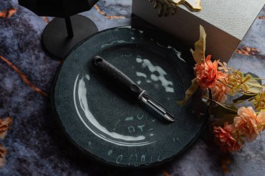 Koyu mermer arka planda günlük ev aletleri