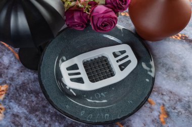 Koyu mermer arka planda günlük ev aletleri