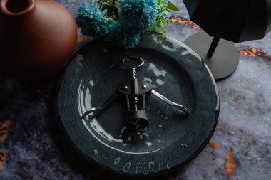 Koyu mermer arka planda günlük ev aletleri