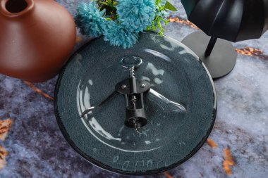 Koyu mermer arka planda günlük ev aletleri