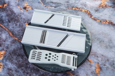 Koyu mermer arka planda günlük ev aletleri