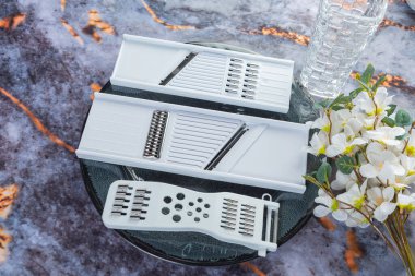 Koyu mermer arka planda günlük ev aletleri