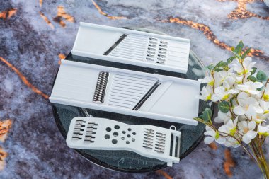 Koyu mermer arka planda günlük ev aletleri