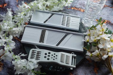 Koyu mermer arka planda günlük ev aletleri