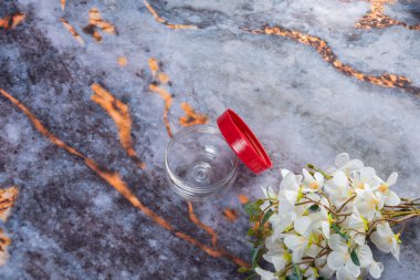 Koyu mermer arka planda günlük ev aletleri