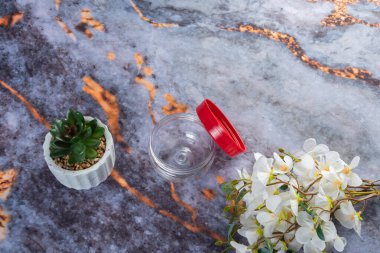 Koyu mermer arka planda günlük ev aletleri