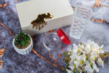 Koyu mermer arka planda günlük ev aletleri