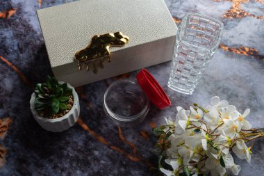 Koyu mermer arka planda günlük ev aletleri