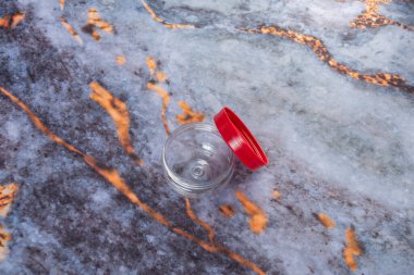 Koyu mermer arka planda günlük ev aletleri