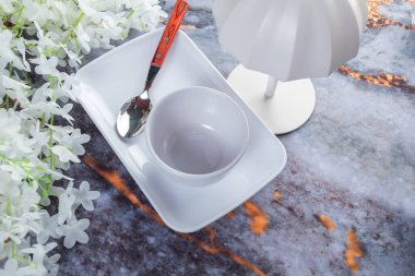 Koyu mermer arka planda günlük ev aletleri