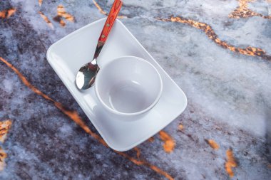 Koyu mermer arka planda günlük ev aletleri