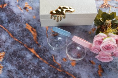 Koyu mermer arka planda günlük ev aletleri