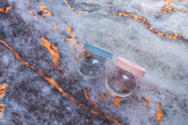 Koyu mermer arka planda günlük ev aletleri