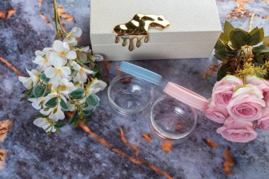 Koyu mermer arka planda günlük ev aletleri