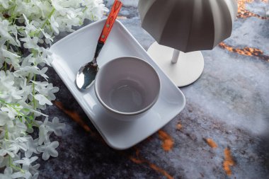 Koyu mermer arka planda günlük ev aletleri