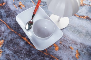 Koyu mermer arka planda günlük ev aletleri