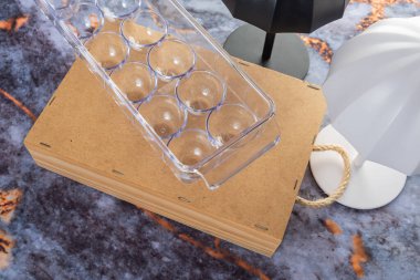 Koyu mermer arka planda günlük ev aletleri