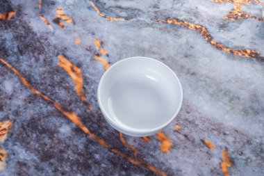 Koyu mermer arka planda günlük ev aletleri