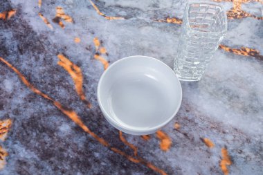 Koyu mermer arka planda günlük ev aletleri