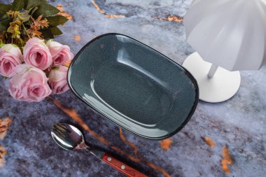 Koyu mermer arka planda günlük ev aletleri