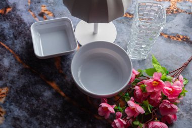 Koyu mermer arka planda günlük ev aletleri