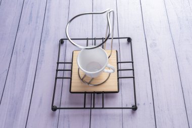 Ahşap arka planda günlük ev aletleri